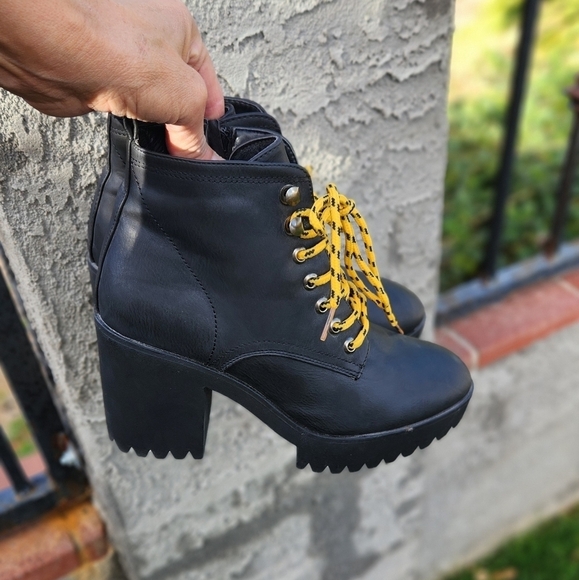 SEVEN7 Flat iron Lug Sole Boots‎ - Picture 2 of 10